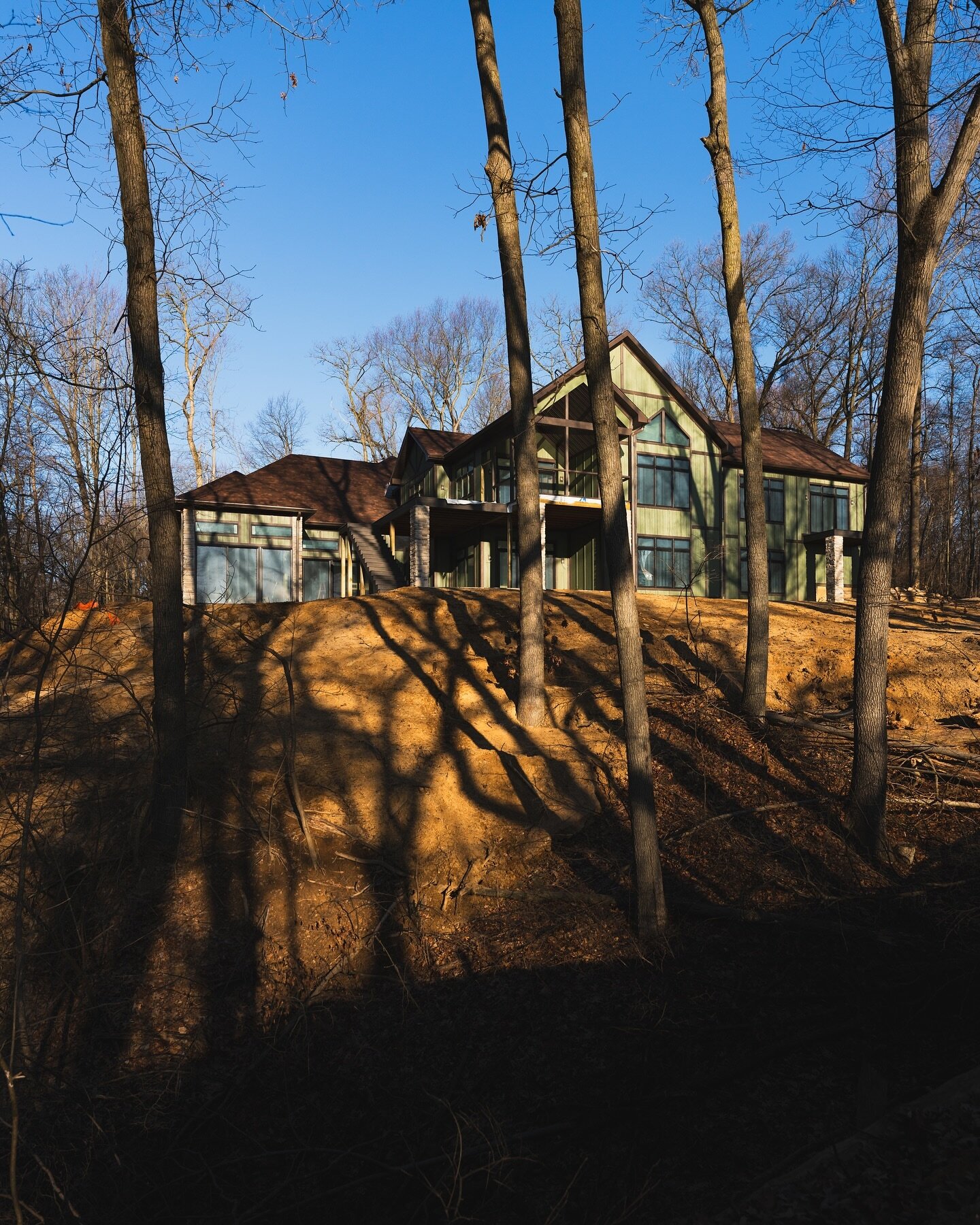 We love building a gorgeous new modern home in a wooded setting and this one fits great in its surroundings.