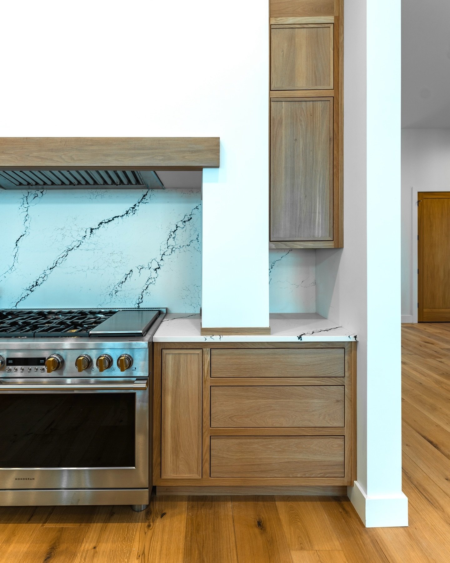 Clean kitchen details can make or break a home. This one is a winner. 

Design Selections: @nnbolka
