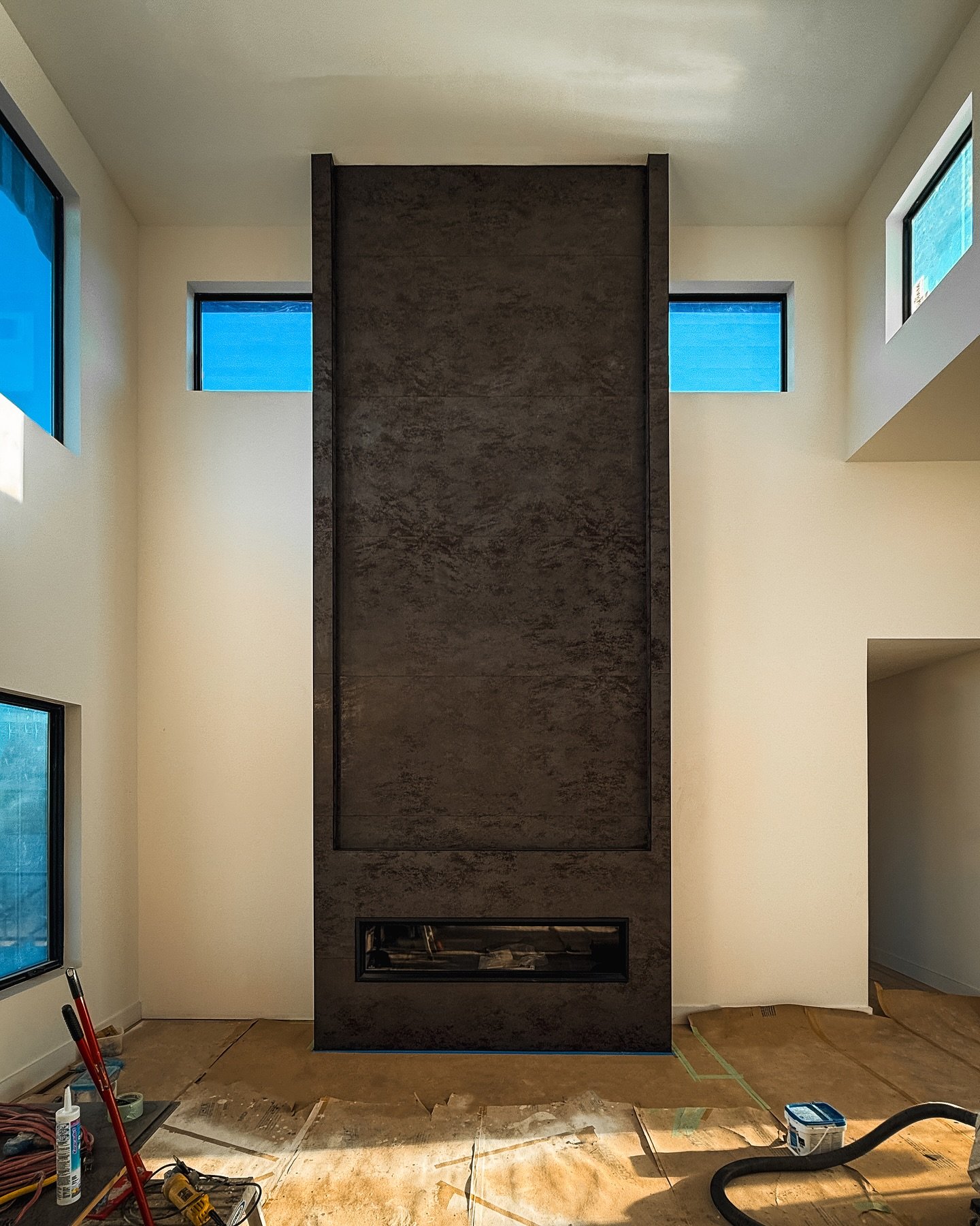This one is going to be a stunner. Sit tight for more of this modern masterpiece 

#modernhome #customhome #customhomebuilder #newhome #fireplace