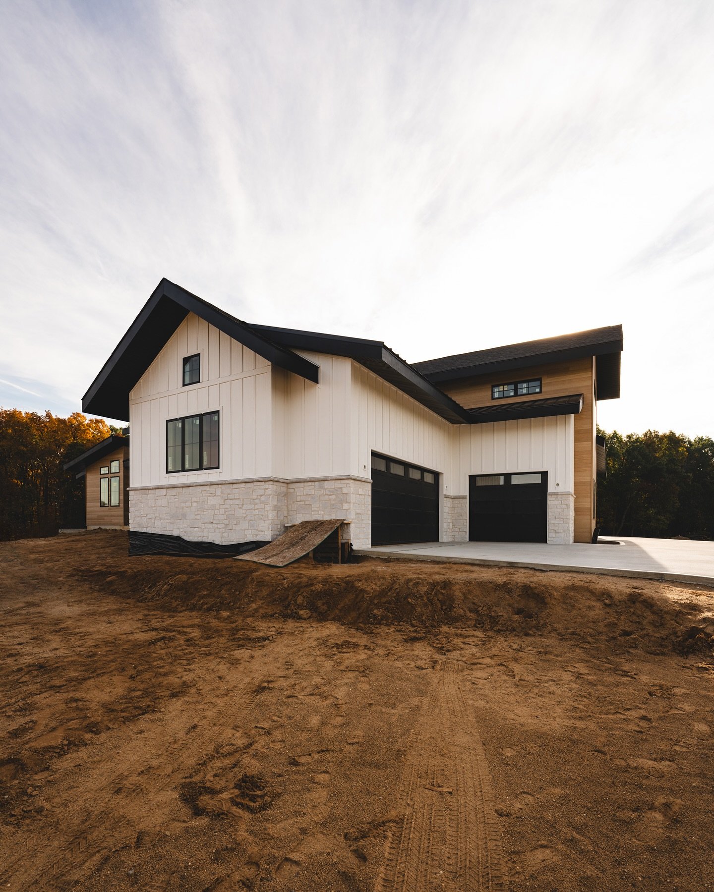 Early morning site vibes. So cool to see these projects come to life. 

#homeconstruction #homebuilder #newhome #modernhome #homesite