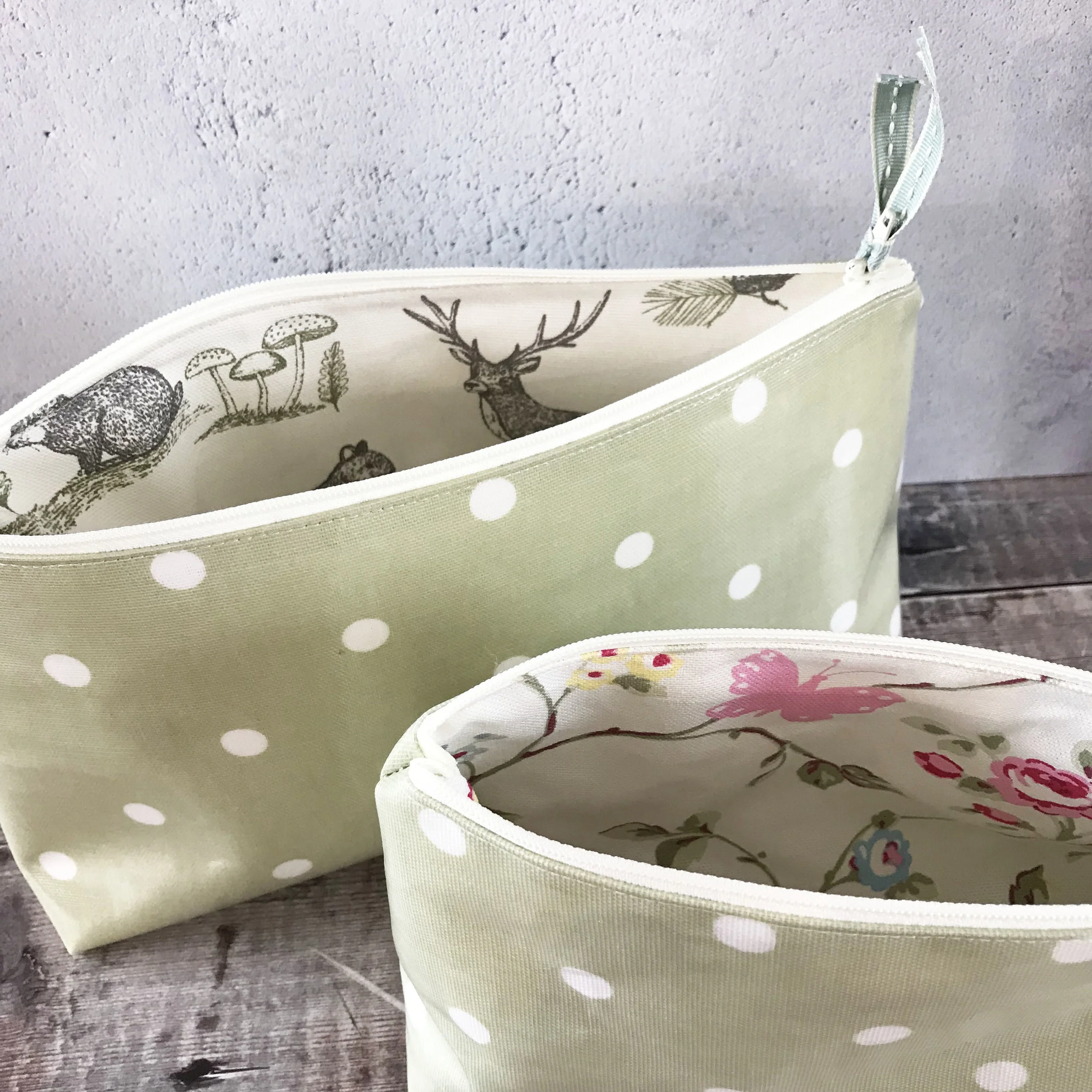 makeup bag sage dotty lining.JPG