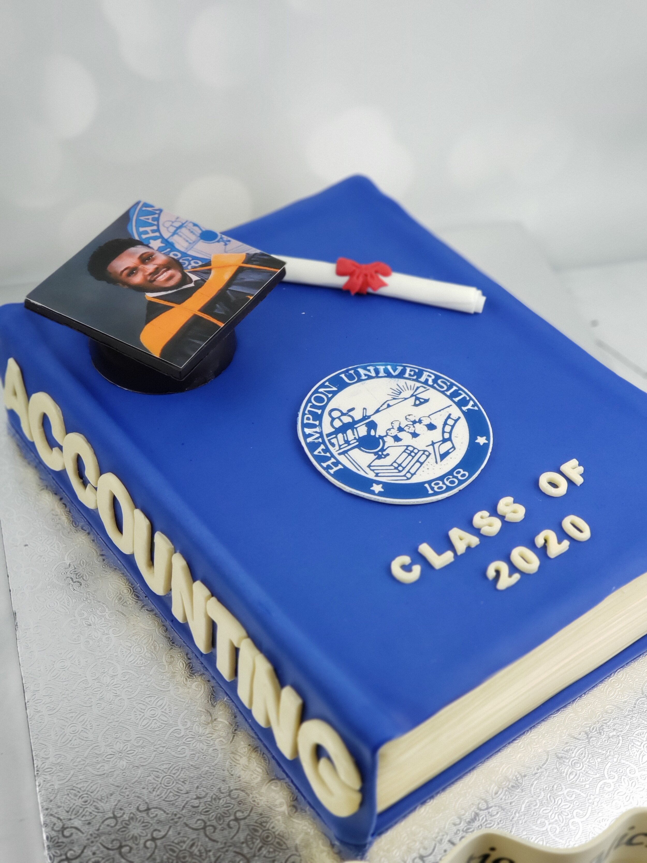 Chicago_Bakery-Graduation-Cake.jpg