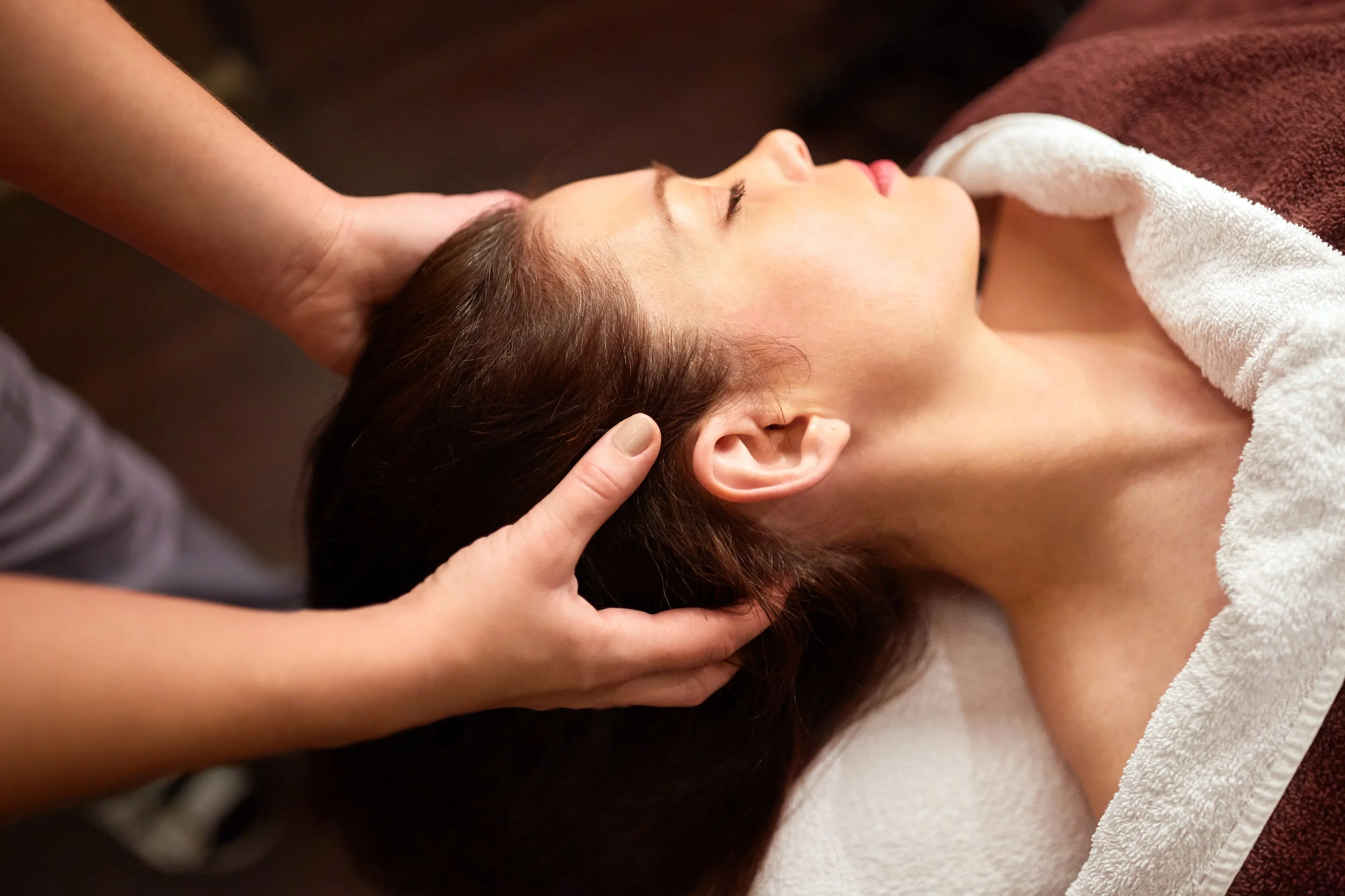 woman-having-head-massage-at-spa-PVTYS7B.jpg