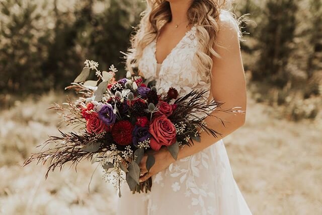 swooning over the moody tones in this bridal bouquet from a wedding last fall 🥀🍂