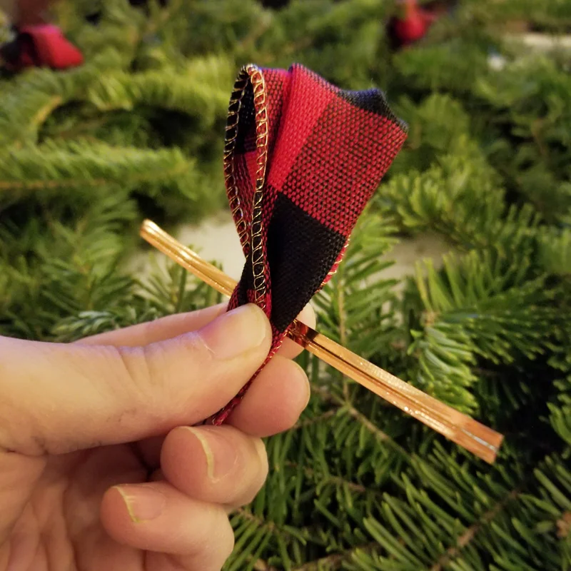 How to decorate a holiday wreath.jpg