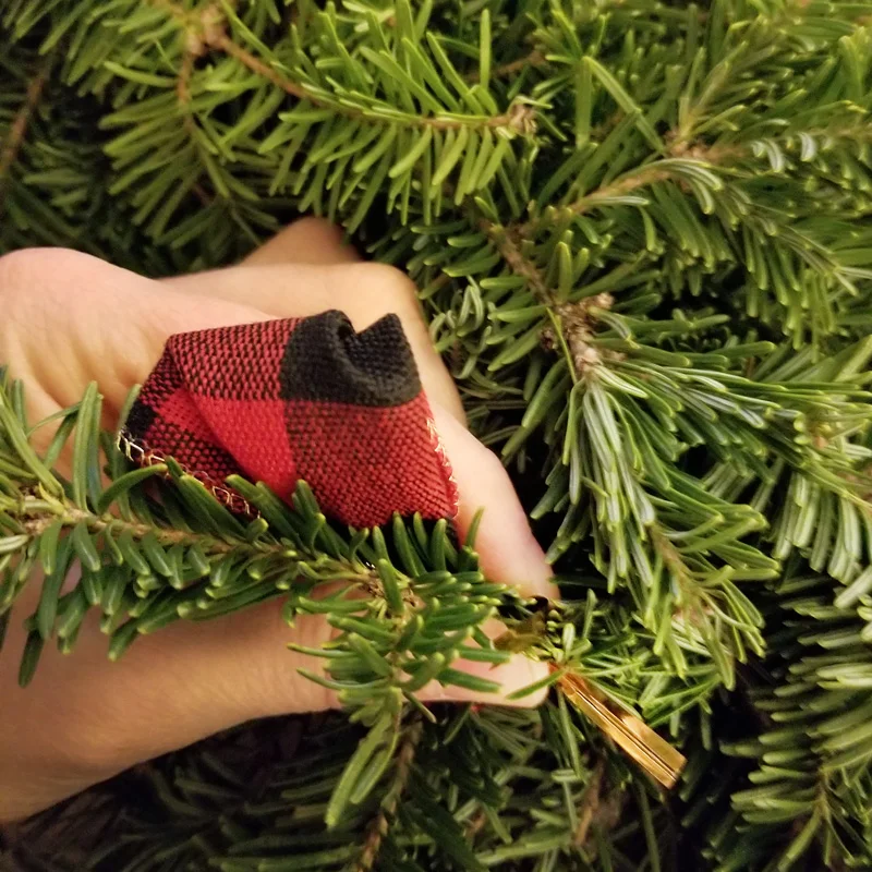 How to decorate a holiday wreath.jpg