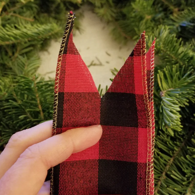 How to decorate a holiday wreath.jpg
