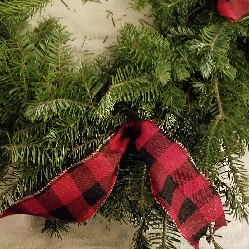 How to decorate a holiday wreath.jpg