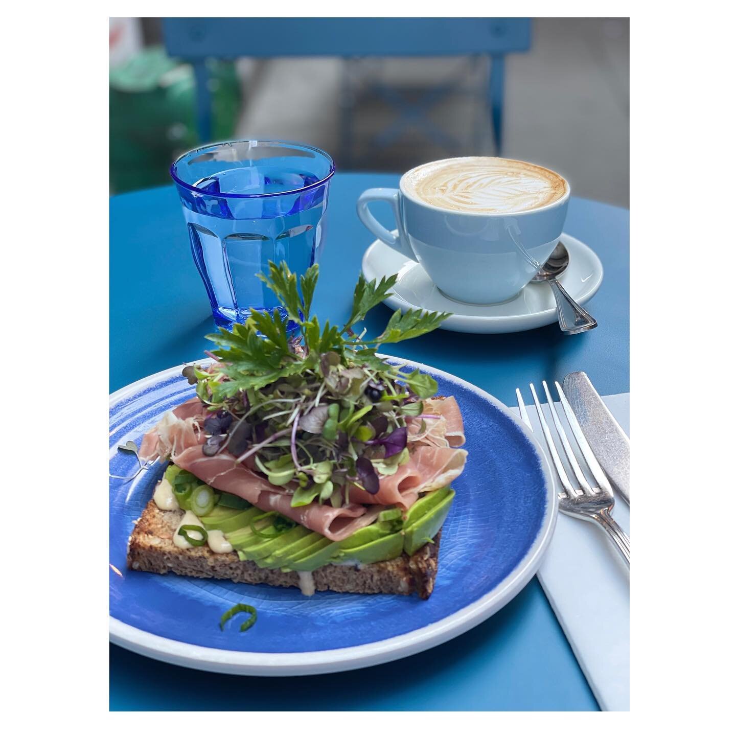 Outdoor dining @laparisiennenyc spring is coming #avocadotoast #avocadolover #coffeeshop #fidi @downtownnyc @fidi_fan_page