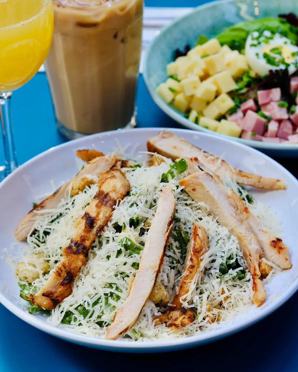 Healthy &amp; Tasty 🥗

Our Chicken Caesar Salad hits the perfect balance between crisp greens, juicy grilled chicken, and just the right touch of parmesan 🧀🇫🇷

Simple, classic, and always satisfying.

📍 9 Maiden Lane &ndash; NYC

#LaParisienneNY
