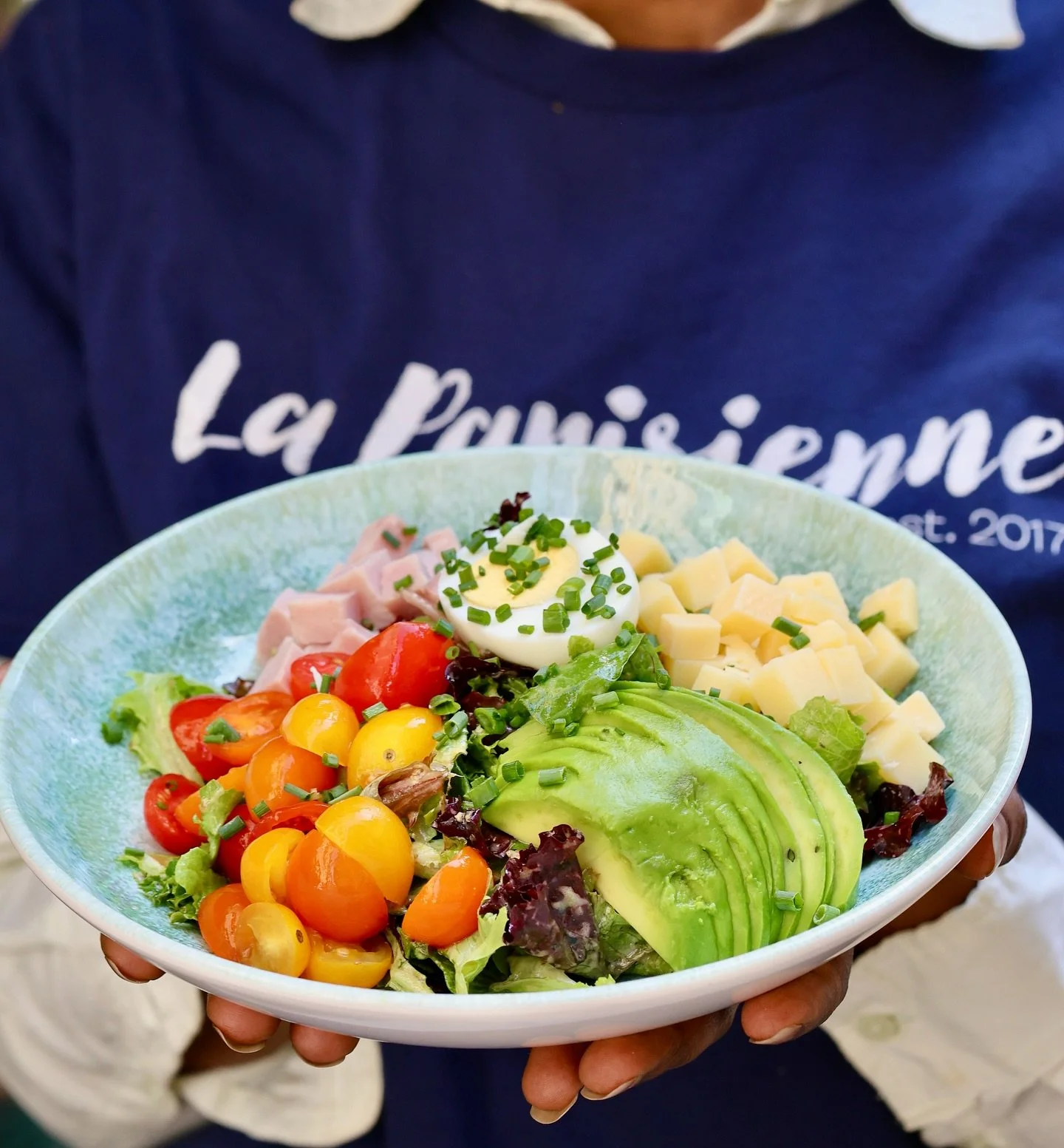 🥗 The kind of salad that just hits every time.
Fresh, colorful, and full of flavor. It&rsquo;s the true signature of La Parisienne 🇫🇷

On the plate:
🥑 avocado
🍅 yellow &amp; red cherry tomatoes
🥚 hard-boiled egg
🧀 cheese cubes
🍖 ham
🌿 mixed 