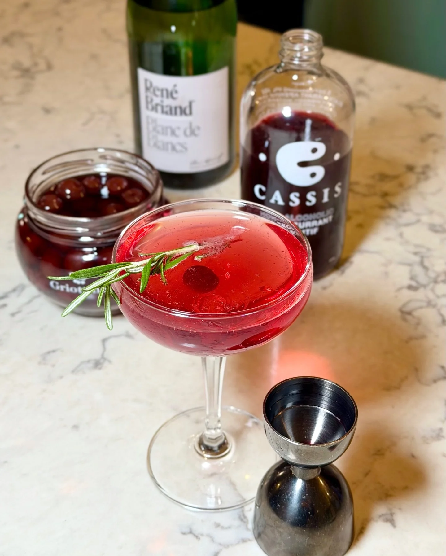 Our festive cocktail is made for everyone. 🥂

👉 Enjoy it your way
&bull; as a cocktail on site
&bull; as a mocktail on site
&bull; as a mocktail at home

Which one do you prefer? 🤩🍾

📍 9 Maiden Lane &ndash; NYC

#laparisiennenyc #parisienne #com