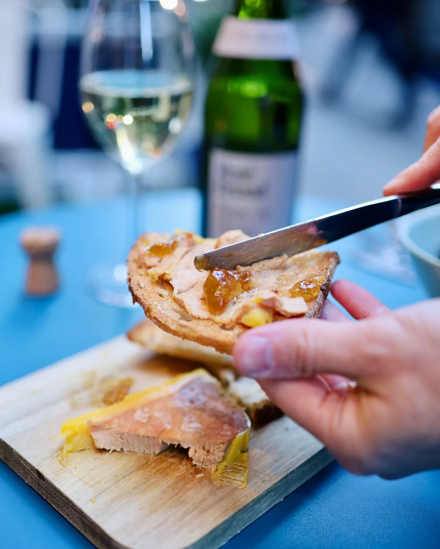 Golden toast, silky foie gras, a touch of sweetness&hellip;
and a glass of bubbles to match 🥂🇫🇷

Simple pleasures, done right.
The kind you take your time with, one bite at a time.

Because comfort food is always a good idea 🤍

🔗 https://linktr.