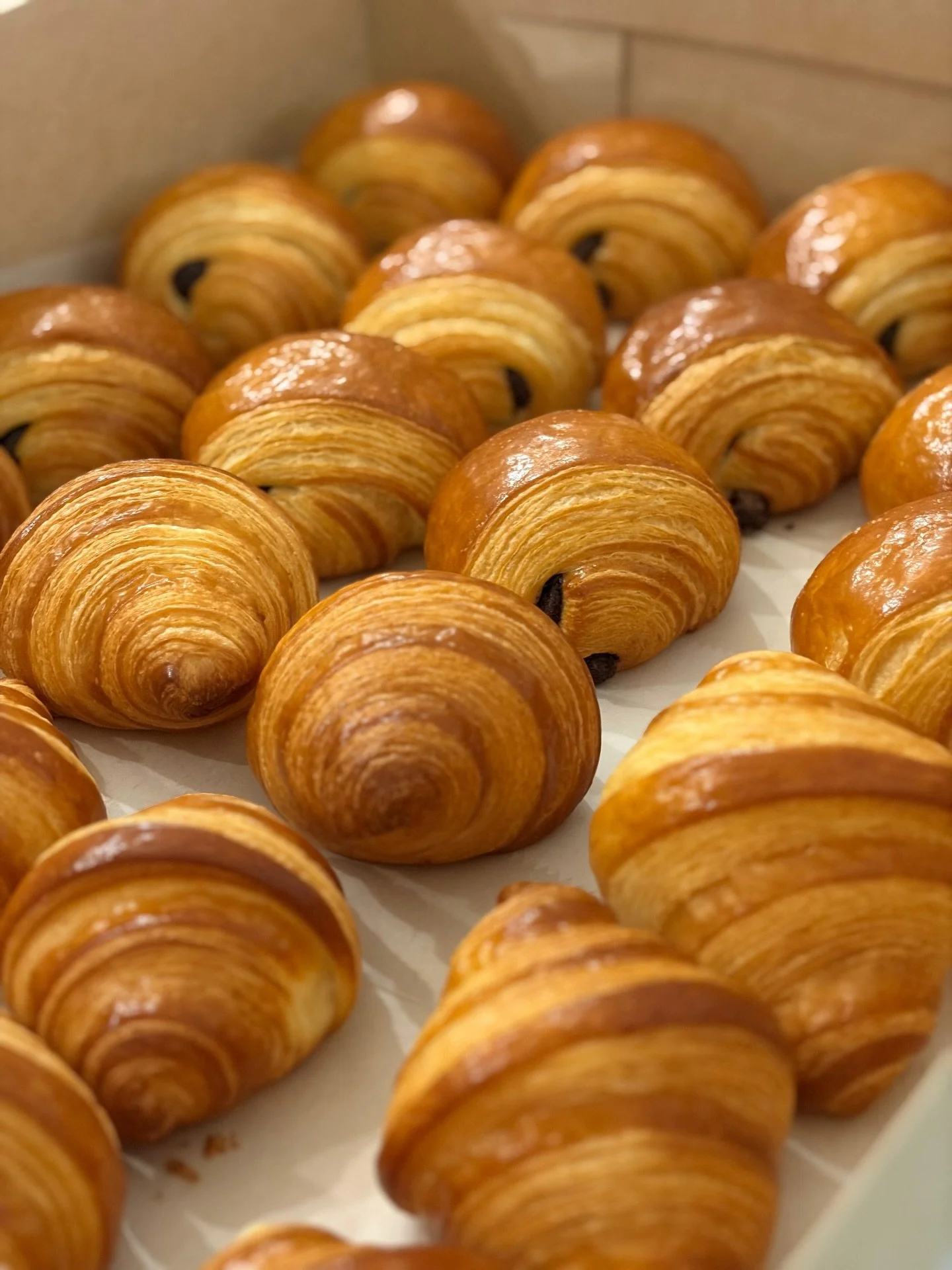 Successful. Seamless. Delicious. ✨

From smoked salmon croissants with pickled onions &amp; capers to buttery mini viennoiseries,
fresh quiches, and our signature crab brioche. 

This is how we cater in New York.

Corporate breakfasts. Team lunches. 