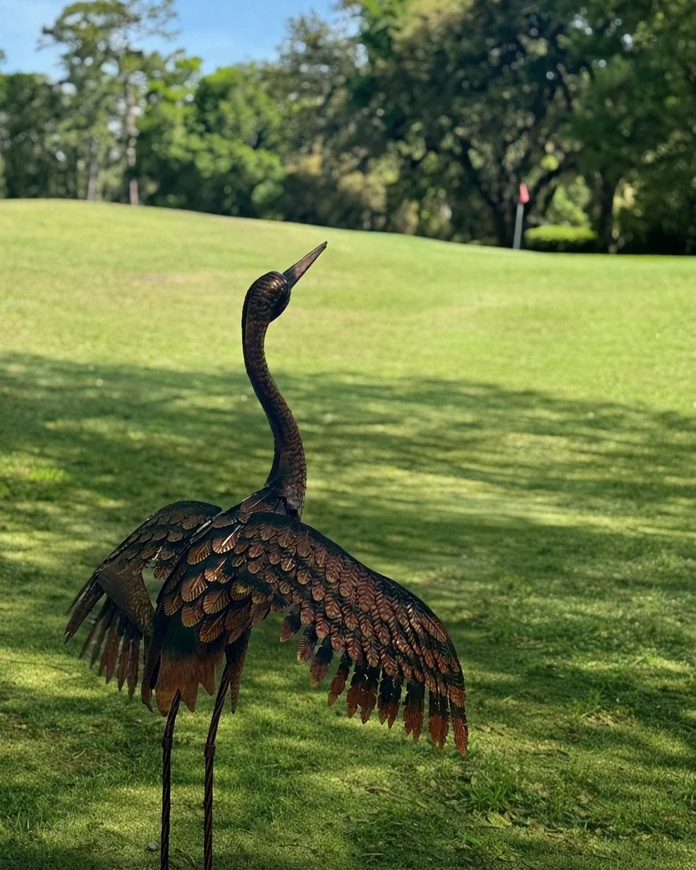 This beauty belongs in your backyard&hellip; but we think it wouldn&rsquo;t mind a front-row seat on the golf course either ⛳️

Our handcrafted bird sculptures, from pelicans to herons and everything in between, are designed to bring character, charm