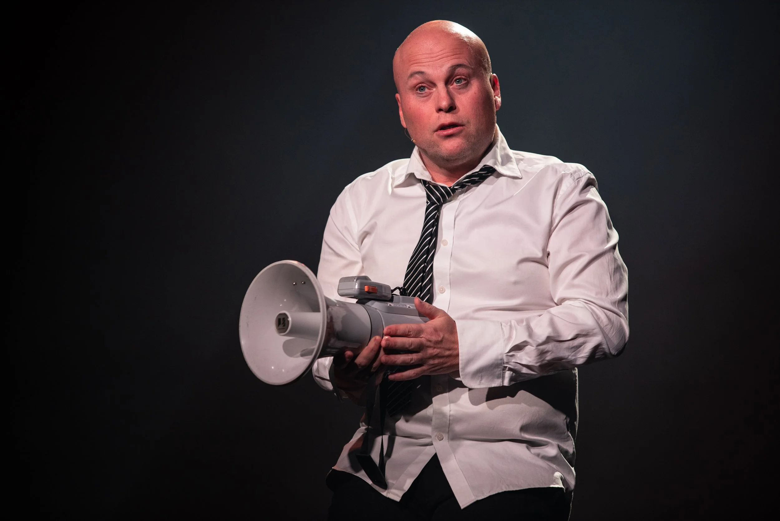 Jonas Rønning opptrer med megafon