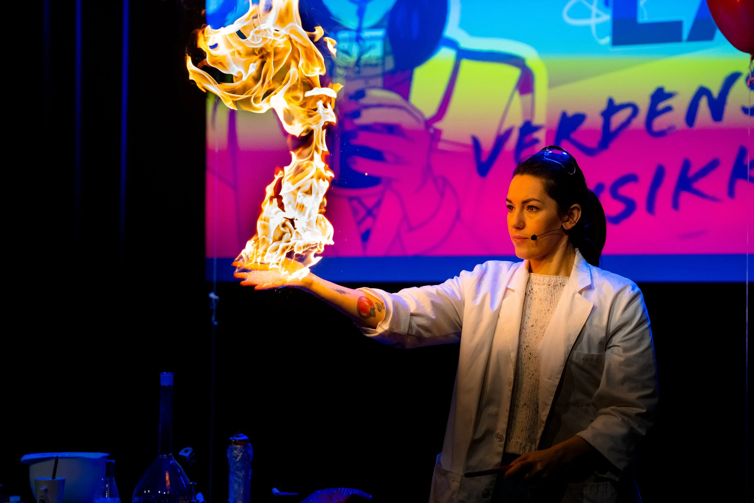 Selda Ekiz gjør et eksperiment i showet  Seldas Lab. Foto: Mats Sparby.