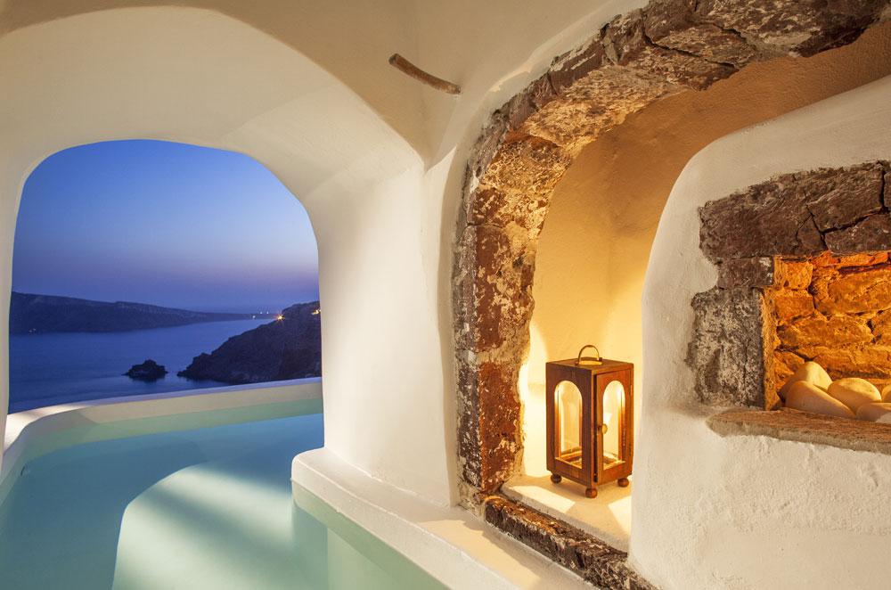 romance-2018-canaves-oia-suites.jpg