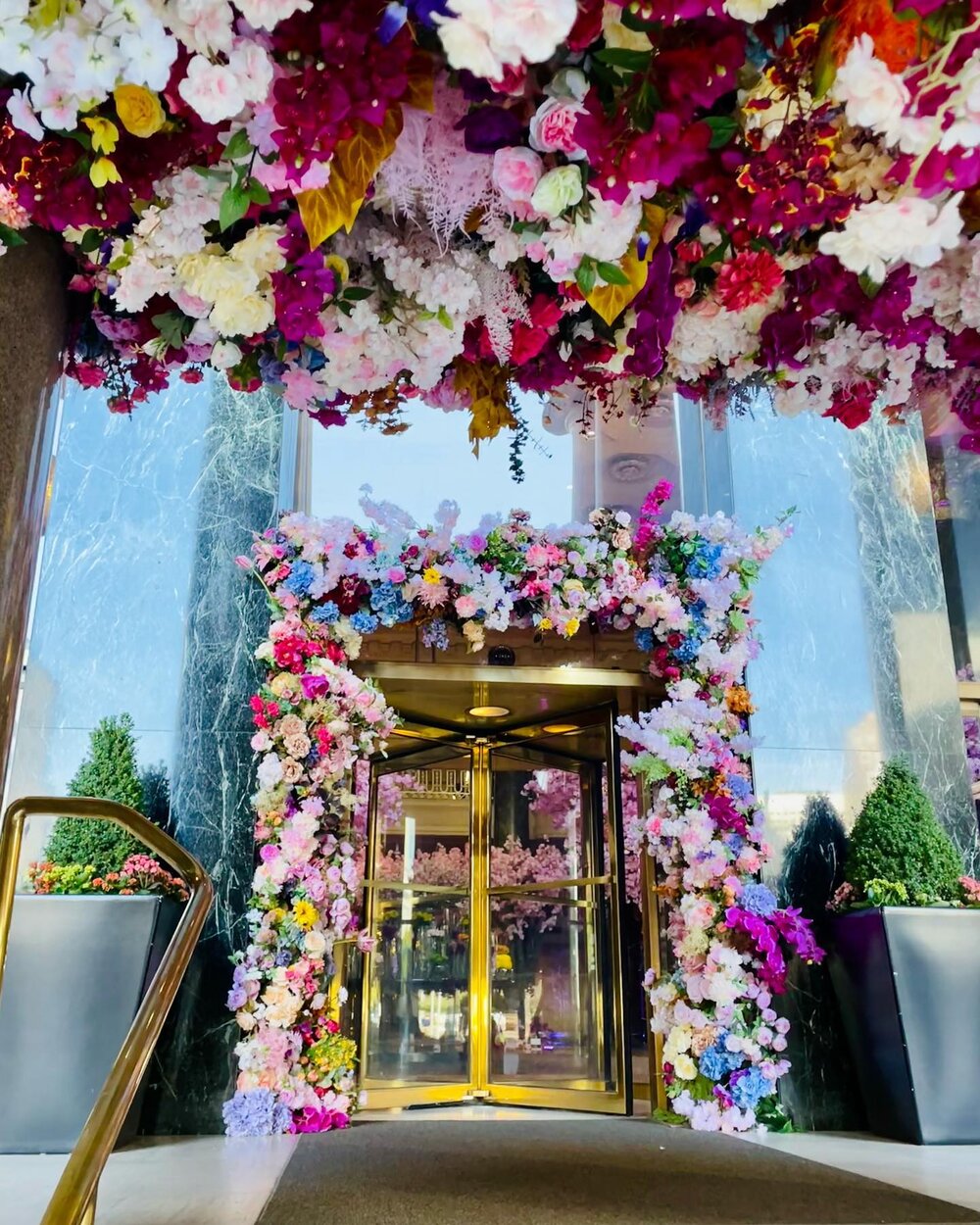 All decked out for spring! 🌸🌼🌺🌷💐 San Francisco was blooming during our recent visit. Loved the flowers at the St. Francis! We stayed at the lovely Beacon Grand Hotel (formerly Sir Francis Drake) just steps from Union Square. During our stay we r