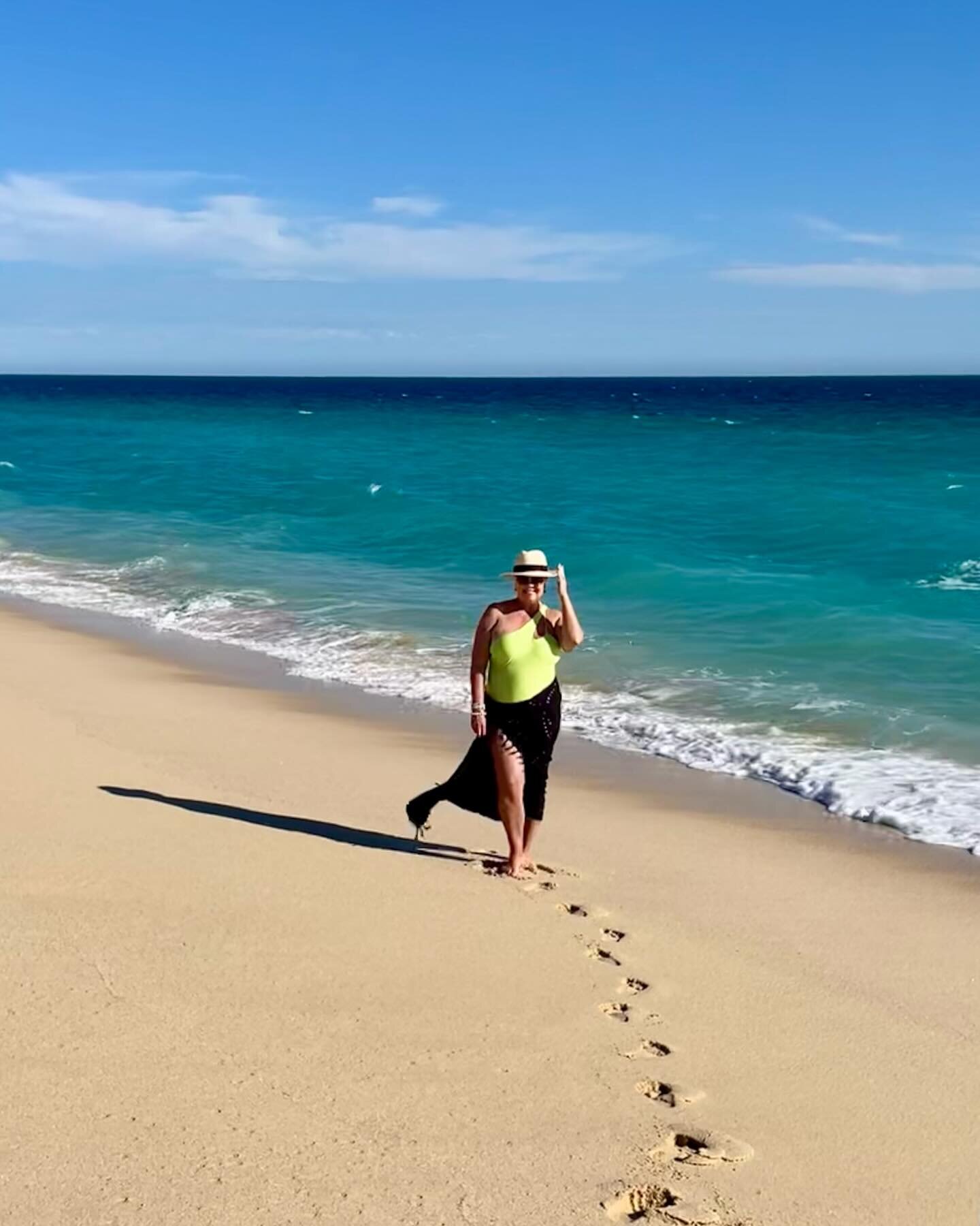 Beach vibes Los Cabos style! ☀️🌴🌺 #loscabos #beachvibes #zoetrycasadelmar #zoetryresorts #cadencetravel #cadencememories #curatedtravel🌏 #luxurytravel #traveladvisor