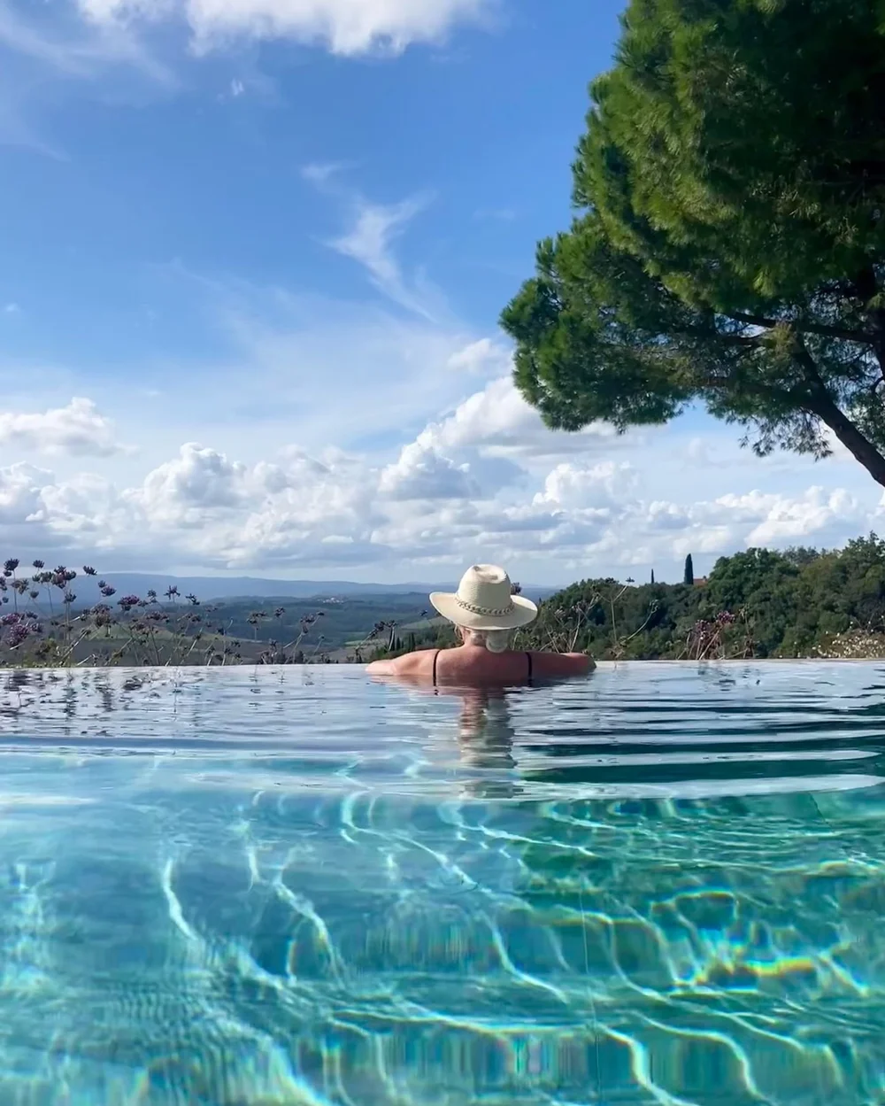🔸Basking in the autumn sunshine at the spa pool 🔸A private vineyard tour &amp; tasting 🔸Exploring the castle grounds &amp; gardens with a villa tour 🔸Gourmet dining with impeccable service 🔸 Enjoying the Tuscan views from the terrace and our sui