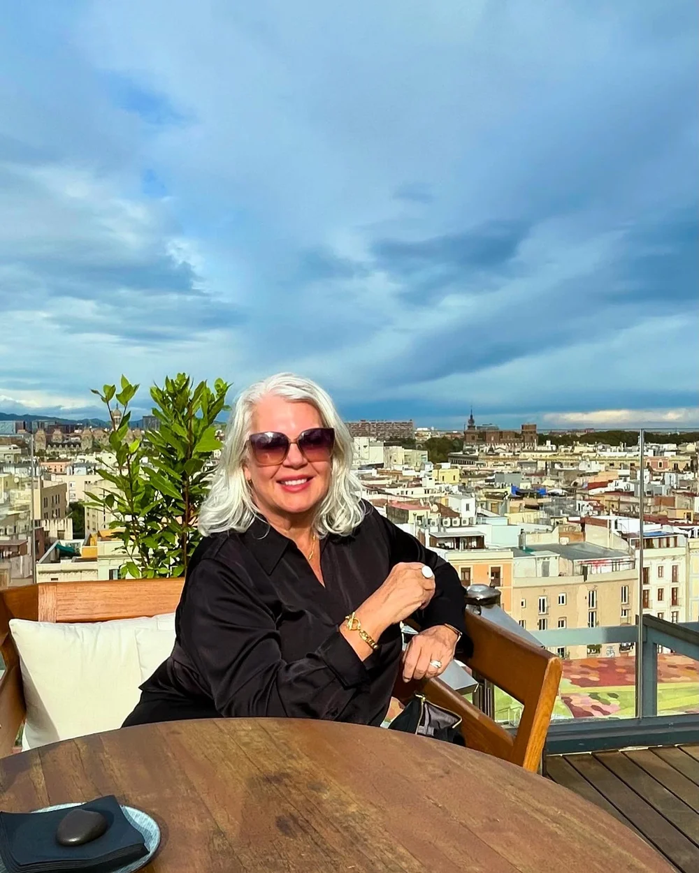 Barcelona you never disappoint! 🇪🇸We especially loved our stay at the very chic Barcelona Edition on the border of Barri Gotic (Gothic Quarter) and the fantastic views from the rooftop. Did I mention the tub for 4?  Gracias to Carlos, Valentina and