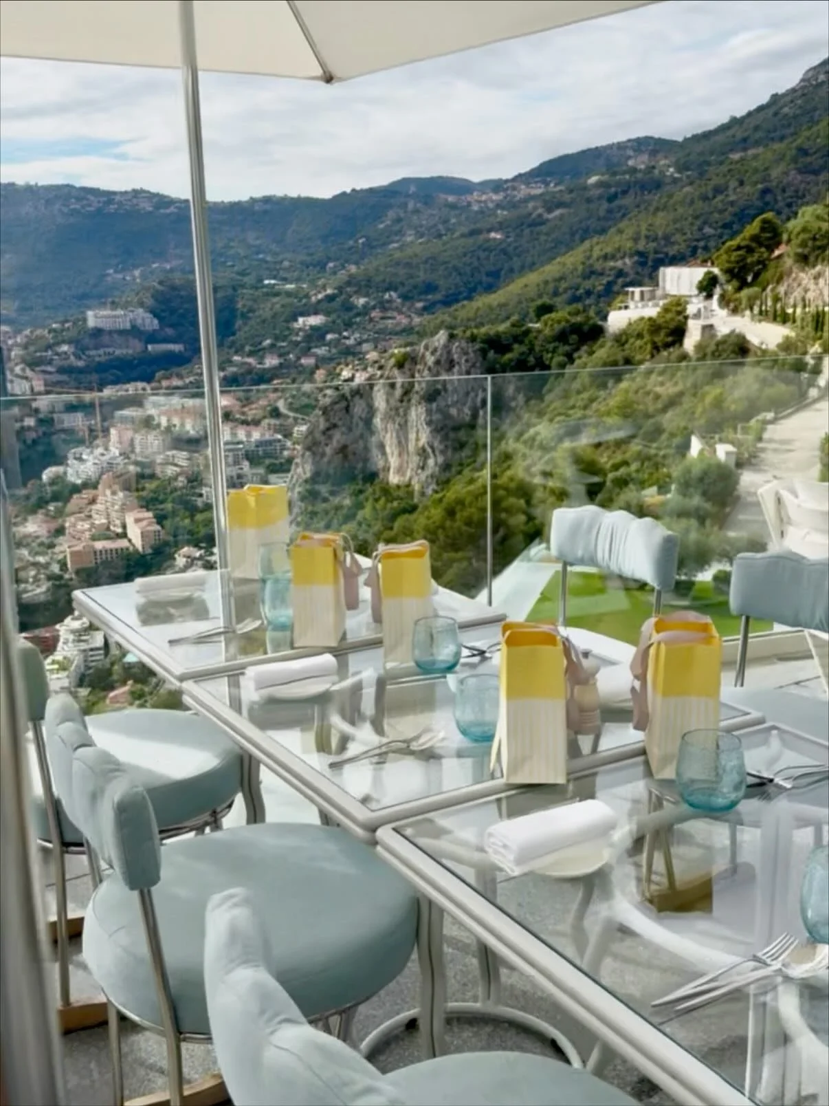 ✨ Long lunch, Maybourne Riviera style ✨
Breezy ros&eacute;, sculptural plating, and views that shimmer like silk. The Maybourne knows how to turn a midday moment into a masterpiece. From the sun-dappled terrace to the coastal palette on our plates&md