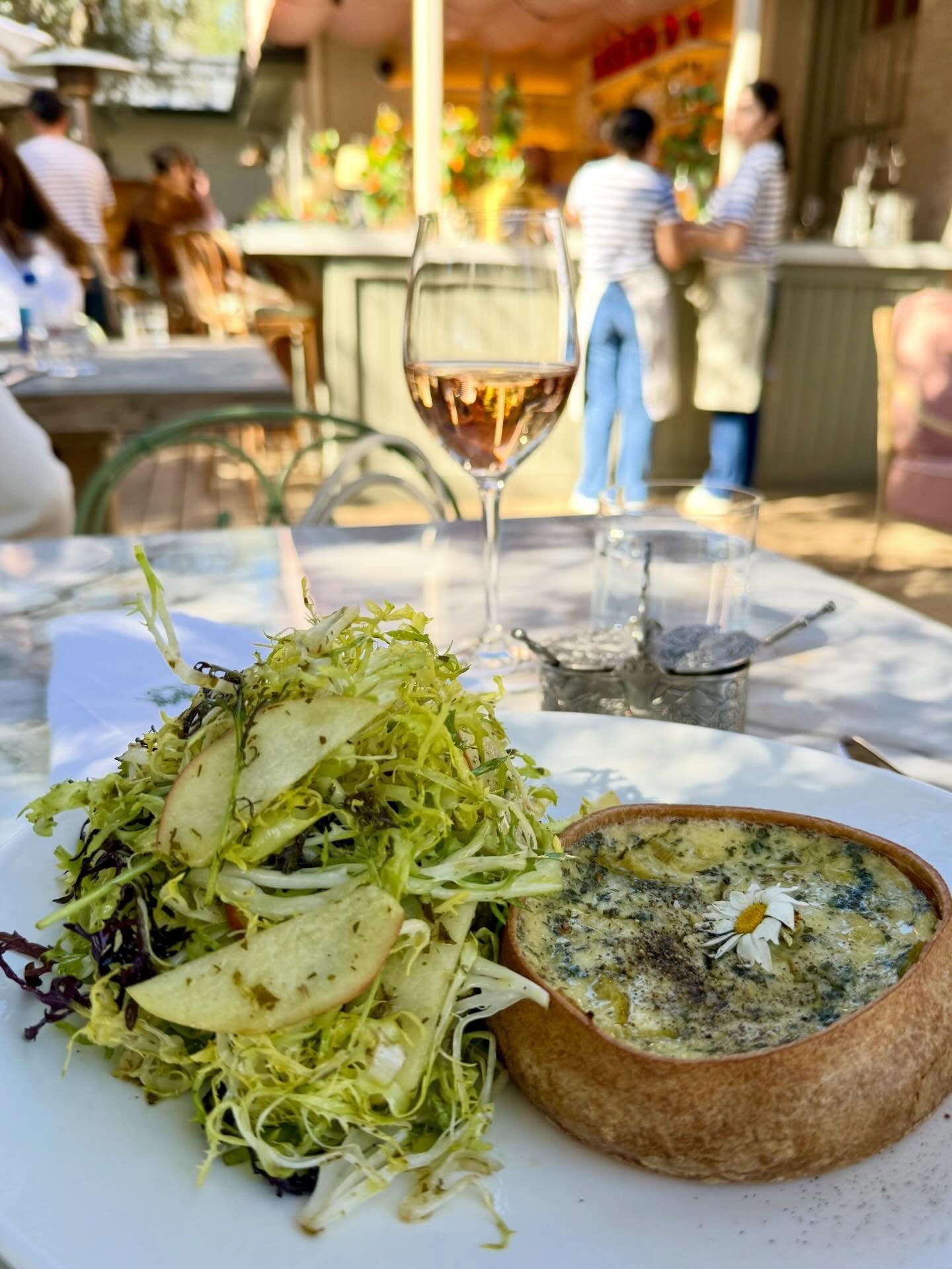 When your husband has a conference in Napa Valley and you have free time to explore. ☀️ A sweet new find in Yountville- Clementine! 🍊🍊🍊 Charming decor, fresh &amp; innovative cuisine and friendly service. Perfection!  #curatedtravel #yountvilleca 