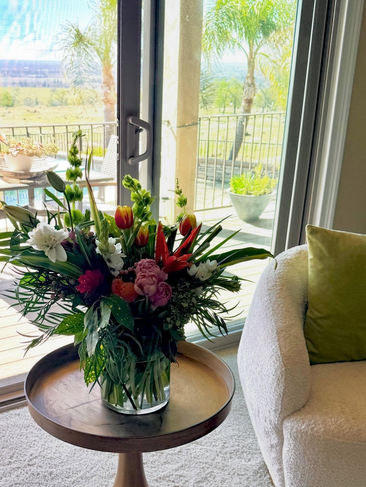 Gorgeous bouquet from wonderful clients returning from Africa! Such a treat!! 💐💐💐 #travel #luxurytravel #traveladvisor