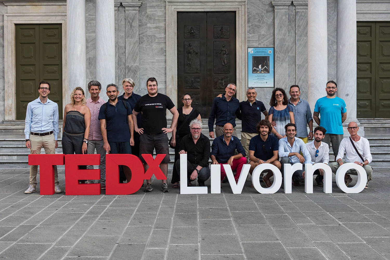 I gruppi del TEDxLivorno e Uni Info News in Piazza Grande per la foto con le lettere TEDx.