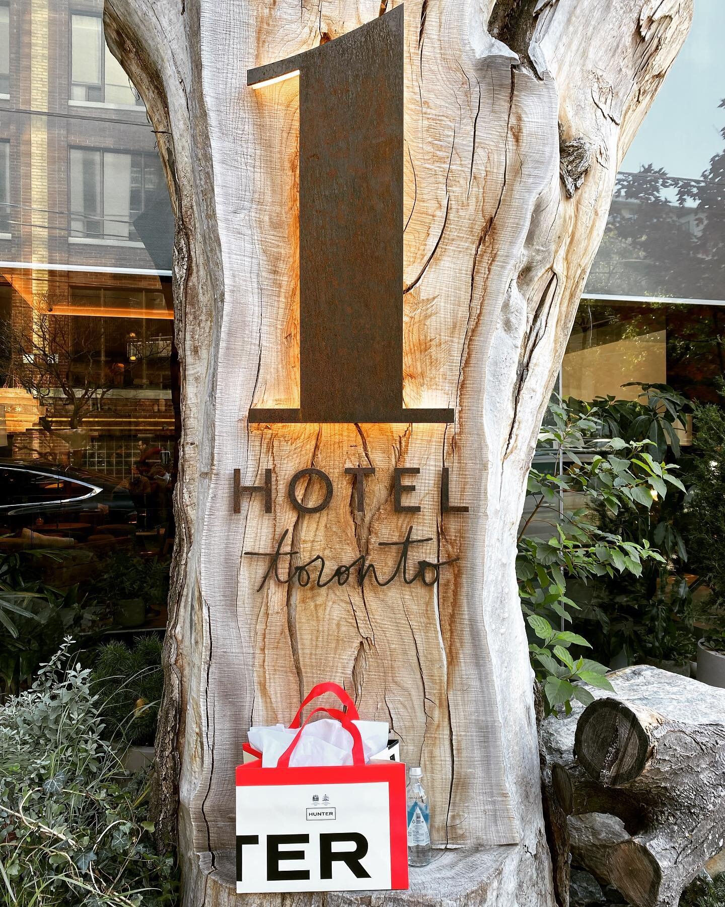 A lovely late morning media preview at the very chic 1 Hotel in downtown Toronto. British Heritage brand, Hunter previewed their S/S 2022 collection as well as some winter staples in  their A/W 2021. Love the puffer jackets and cozy footwear that are