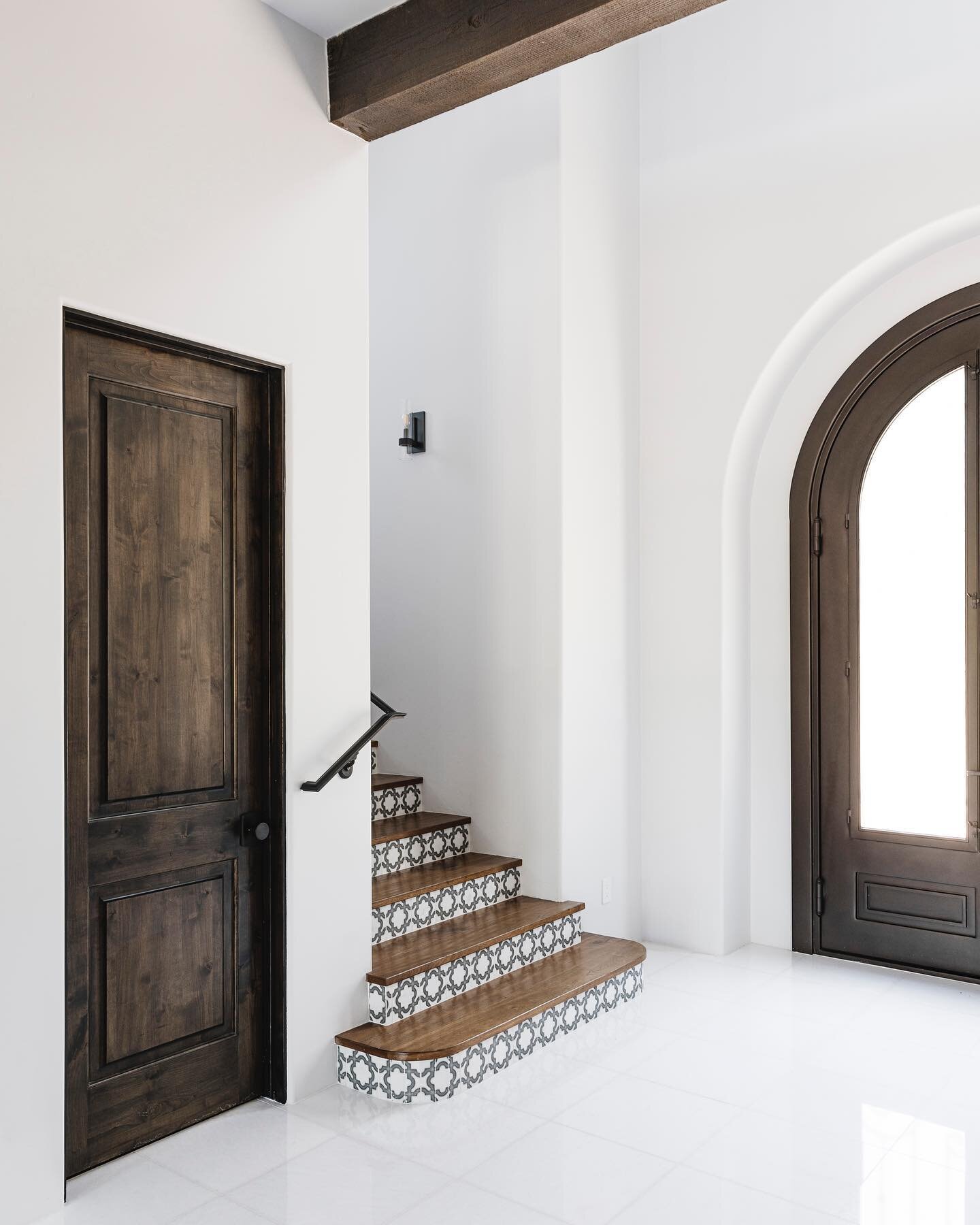 Tile isn't just for bathrooms + kitchens. Make an entrance with a tiled staircase, designed to stand out ✨ #GuidedHomeDesign #ModernSpanishManorByGHD

Design Director: @maddiemaecullen
Interior Designer: @lilyquintal