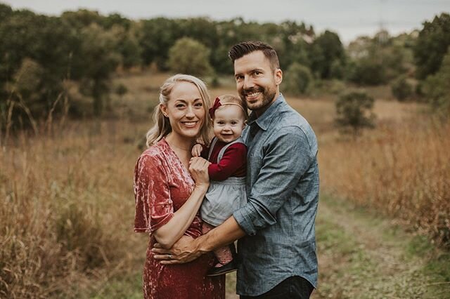 One of the cutest families for you to smile at today. 💛 ENJOY THESE BEAUTIFUL PEOPLE!
&bull;
I am stayin busy over here in quarantine getting on top of editing, emails and working on some new exciting ideas for my business!
&bull;
Would love to know