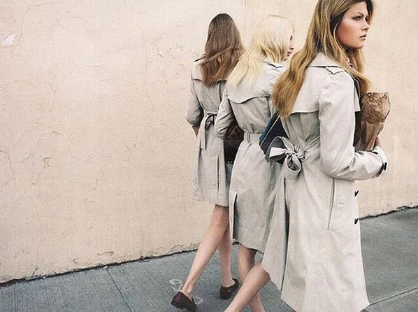 Couldn&rsquo;t be more excited about the return of the trench ... a classic staple for every wardrobe. 📷: @shefinds .
.
. 
#lystyles #trenchcoat #fallfashion #timeless #personalstylist #shefinds