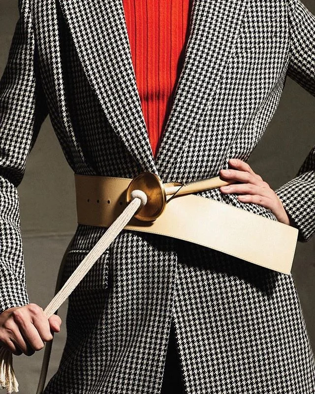 Want an easy update to your existing outfits -- add a belt! 
It&rsquo;s a great accessory to add to dresses, sweaters, blazers or coats. And, it helps gives shape to boxy or oversized looks. I love this one over a tailored houndstooth blazer. 📷: @ws