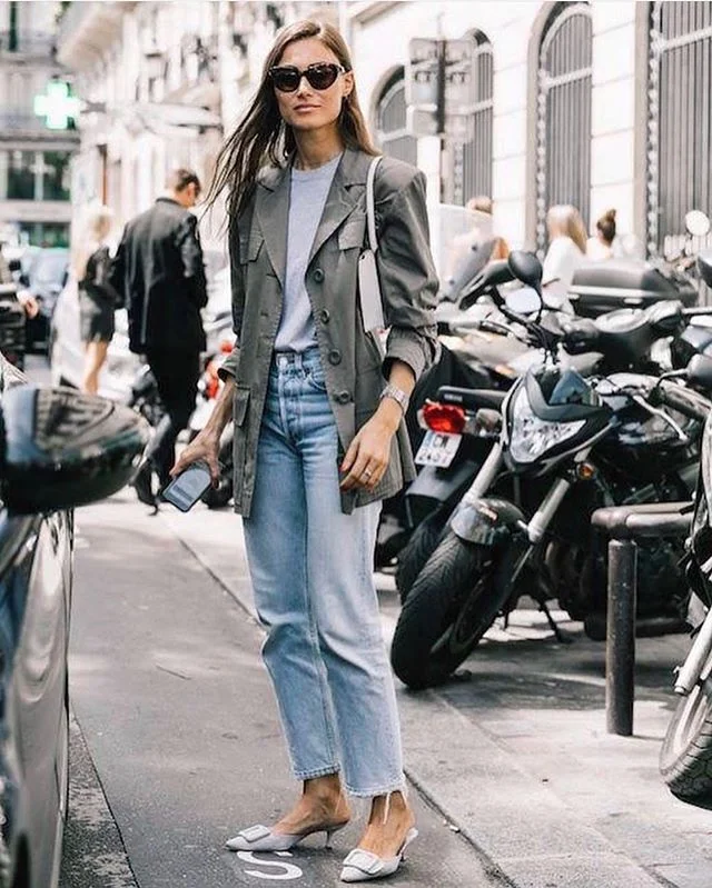 90's jeans are back and are sticking around for a while -- thinking about giving it a try? Check out a few of my favorite brands doing this look well: @motherdenim @boyishjeans @madewell 📷: @editorialistmagazine .
.
.
.
.
#lystyles #personalstyling 