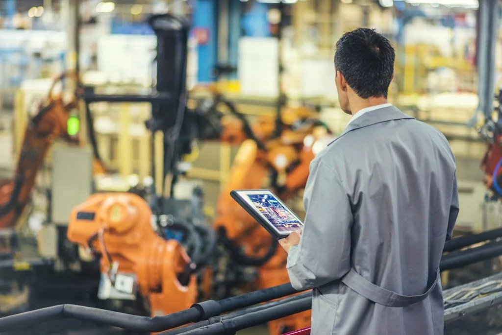 Mechanic-holding-tablet--1024x684.jpg