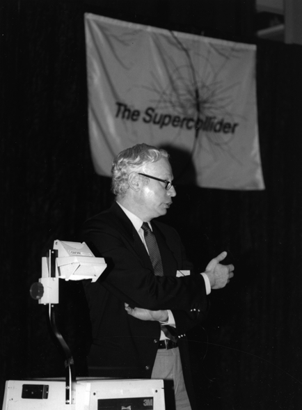 Fig. 4. Steven Weinberg discusses the SSC in Dallas, October 1989. Source: AIP Emilio Segrè Visual Archives, Physics Today Collection.