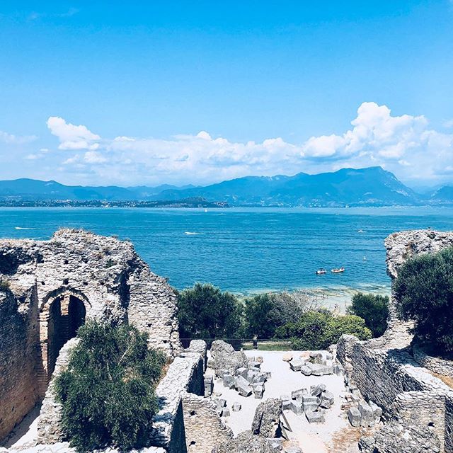 Starting the morning with a meditation here in Lake Garda, Italy. Beautiful scenes and not a person in sight. 💙🧘🏽&zwj;♂️
.
.
.
.
.

#unwind #unwindlondon #freeyourmind #meditation #relax #mindfulness #love #metime #calm #mindbodysoul #timeout #pea