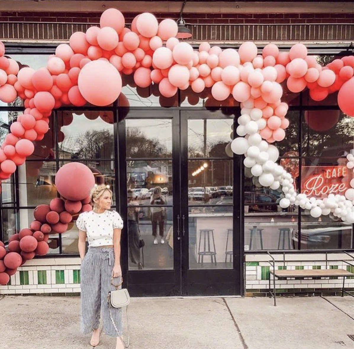 vroom_vroom_balloon_cafe_roze_vroom_vroom_balloon_organic_balloon_installation.png