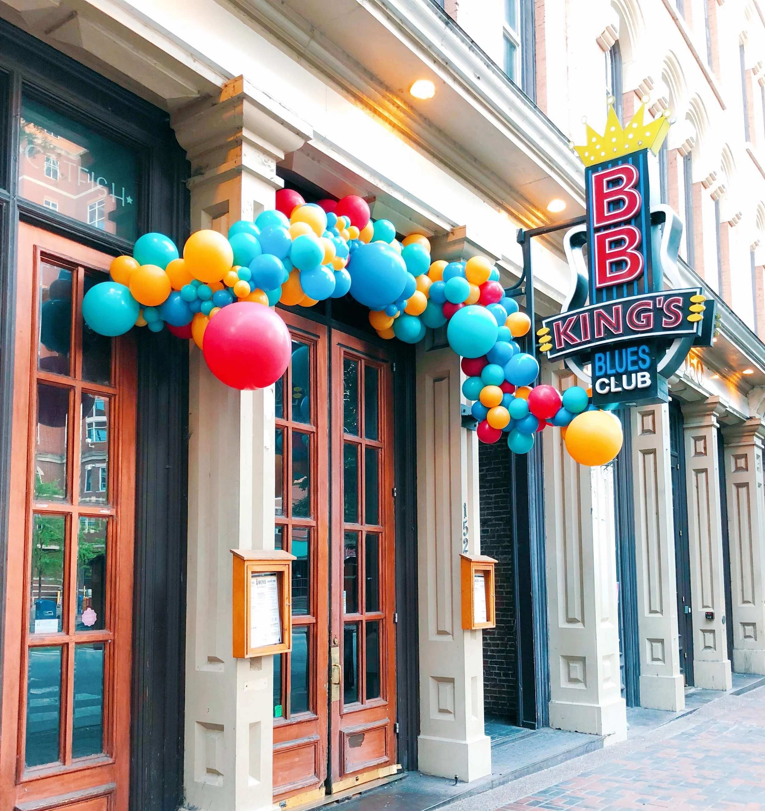 vroom_vroom_balloon_organic_balloon_garlan_installation_nashville_bb_king.jpg