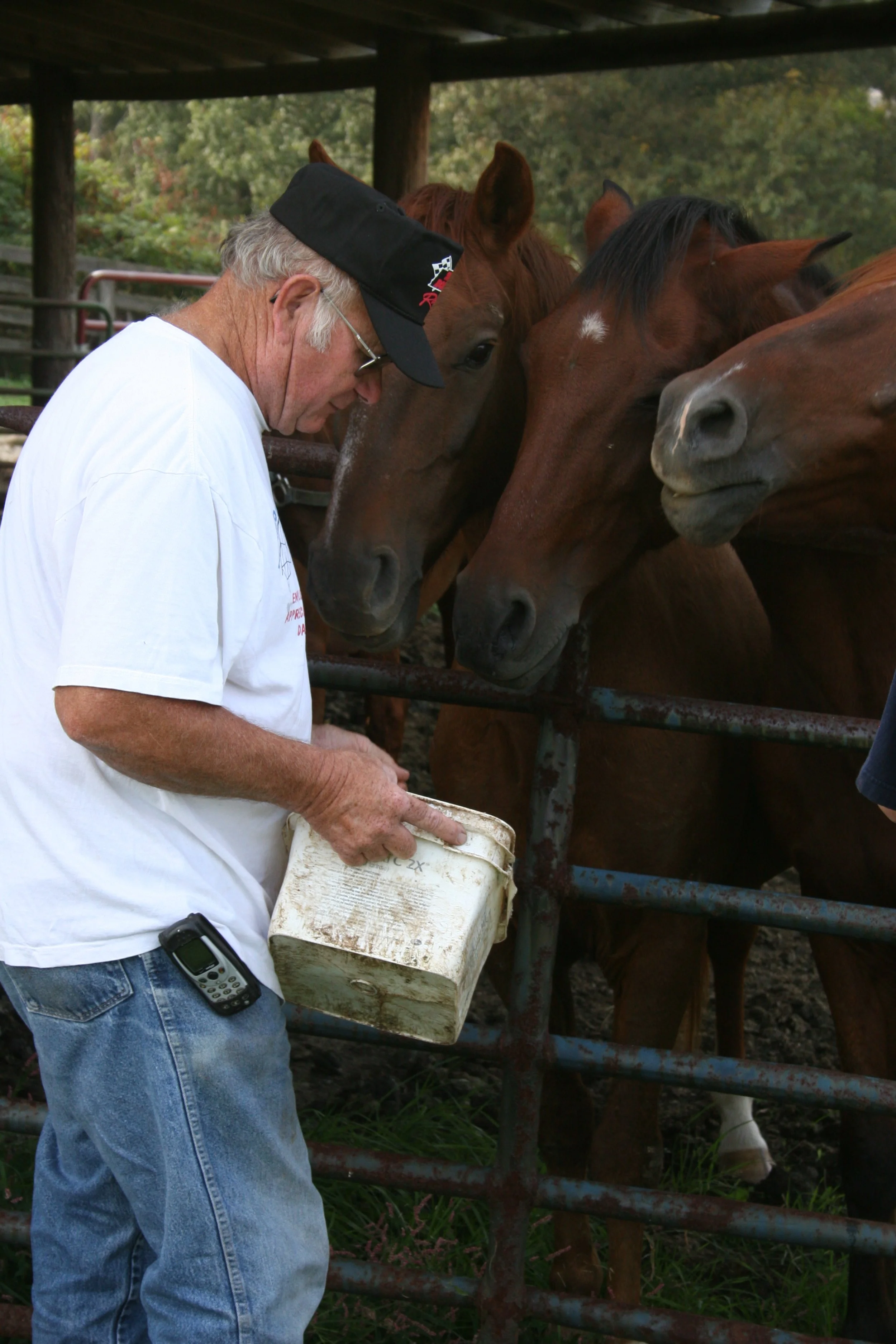 Harland feeding El Cesar and Cali_October 2005_EKO_6678.JPG