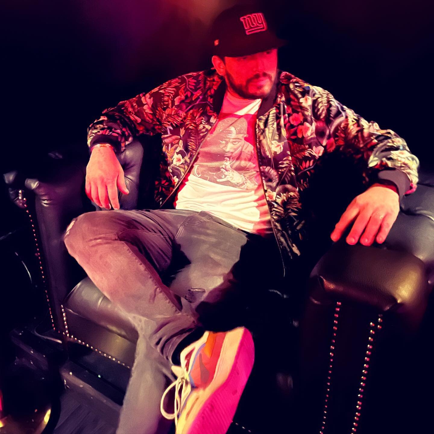 New York livin&rsquo; while California dreamin&rsquo; (Yeah its a #CornyCaption, I know.) 

#DJYH #DJYourHonor #InSession #DJing #DJLife #LVLUPDJ #PartyWithHonor  #YourHonor #HereComesTheJudge #DontJudgeMe #Noir #NoirNYC #Tufted #Floral #Zara #HM #Ex