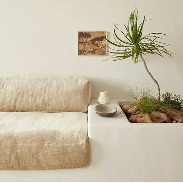 L O U N G E :: Marekkah meets Japan, meets  1970’s minimalism in this Sydney (Freshwater) apartment by designer and home owner @oliviabossy ........THAT custom built in planter/lounge with rocks!!!... takes my breath away. 💔Rather than filling the space with objects, Olivia makes her statement through repetition of materials and simple forms. Images via @thedesignfiles