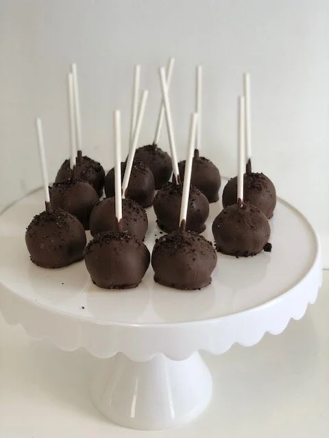Chocolate Cookies n' Cream Cake Pops 