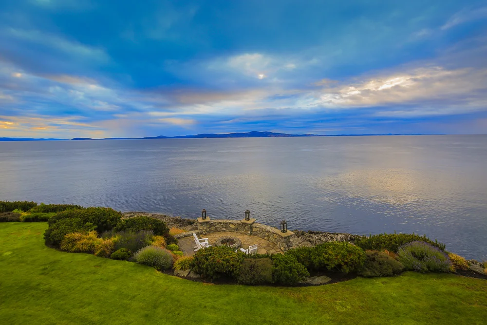 2560 Queenswood Drive, Victoria, BC 8,250,000 — MacLeod Group