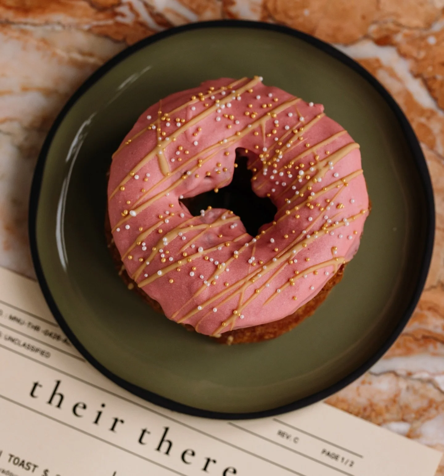 🍓🍫 chocolate strawberry mochi donut 🍫🍓 #theirthere #mochidonut #brunch
