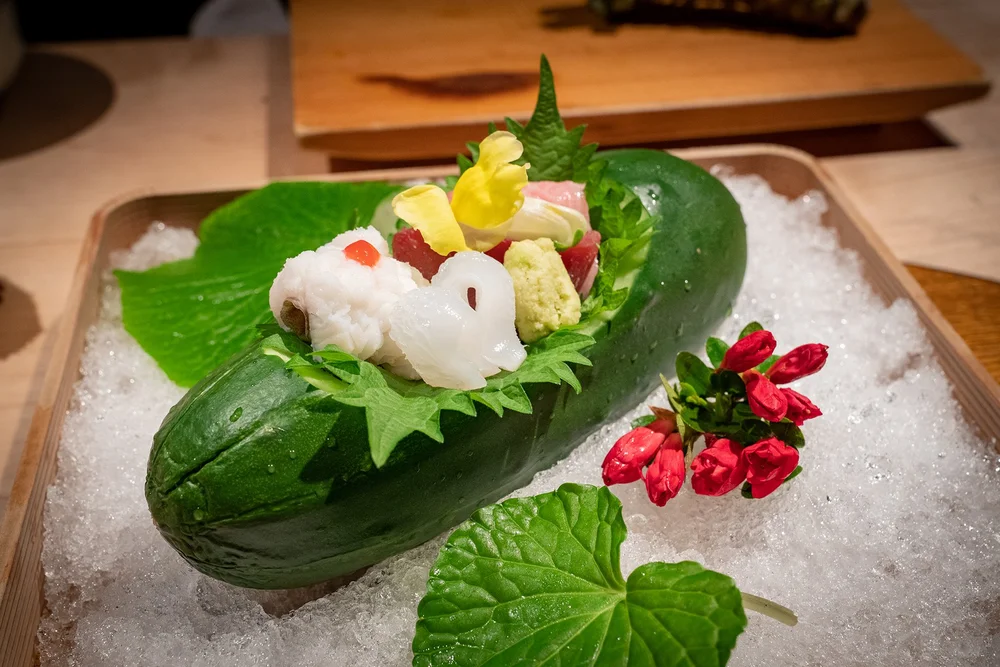 ✢ 向附|日本近海贈物.刺身|青瓜為皿,實在是很有氣味,端上桌來就聞到大黃瓜的清新香氣,盤上的花和裝飾葉—山葵葉,也都可食用。