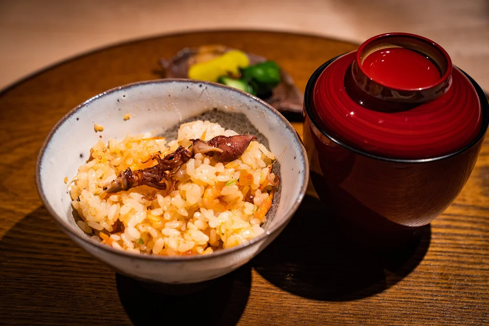 ✢ 食事|螢光魷魚釜飯.香物.赤味噌湯