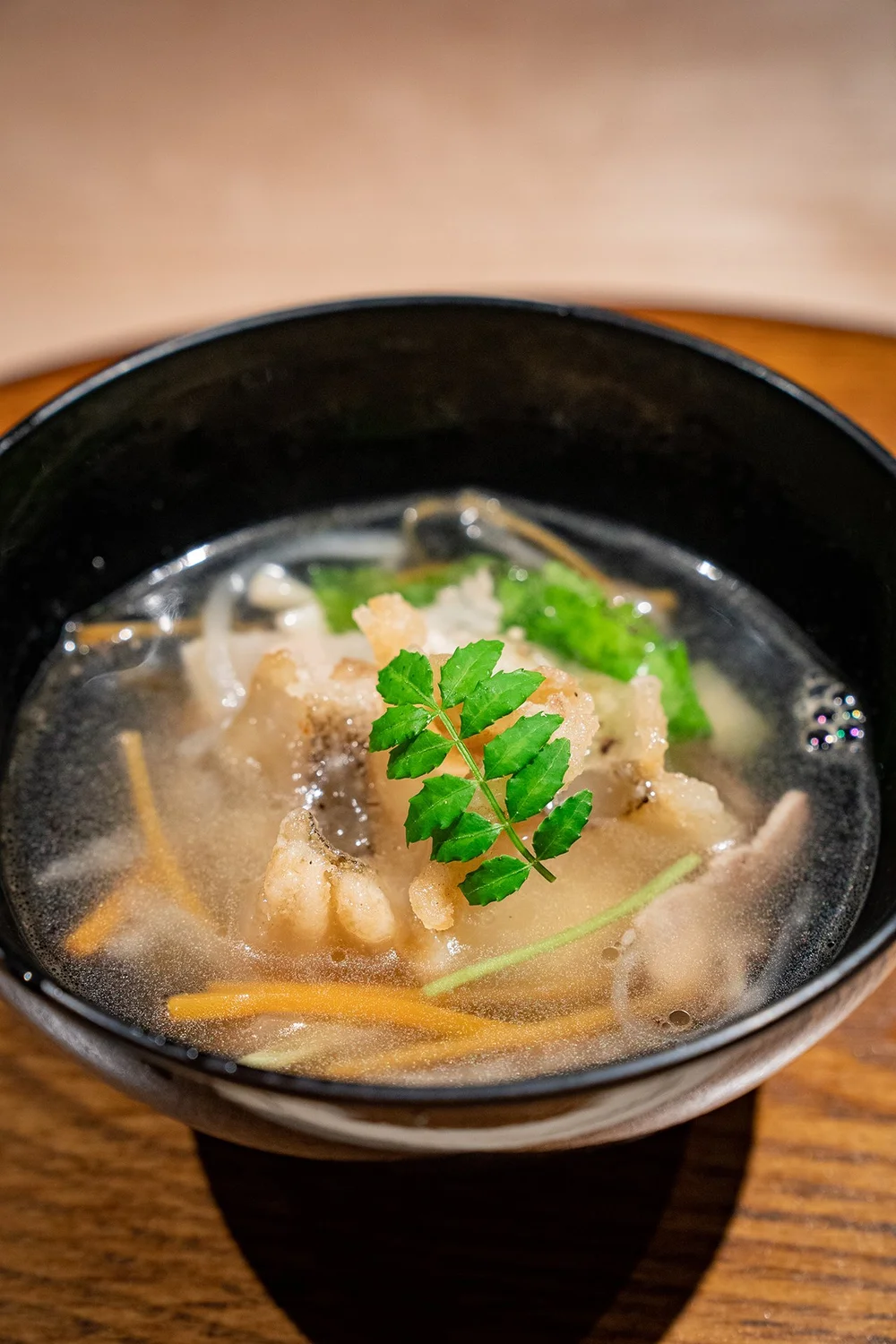 一開蓋就是正面,碗蓋噴水作為記號是很聰明的方式!